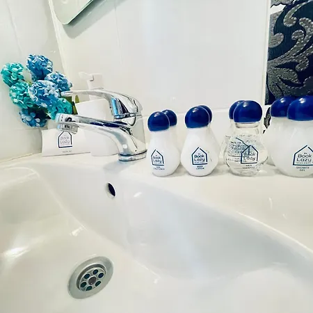 By The Sea - With Free Parking アパート *