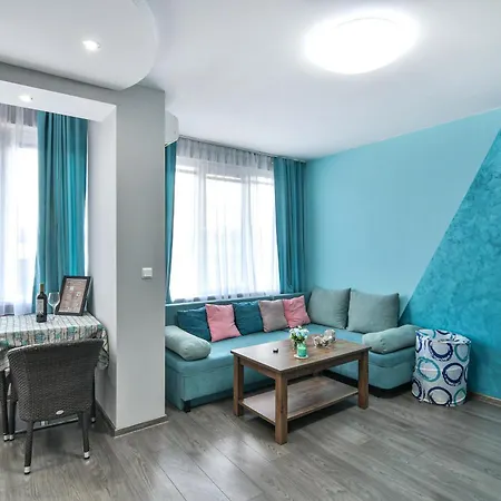 By The Sea - With Free Parking Apartment *