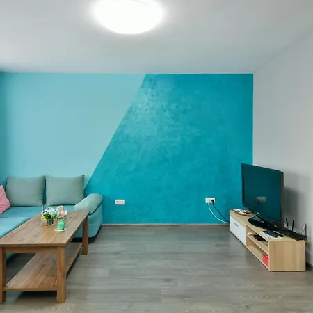 By The Sea - With Free Parking Apartment *