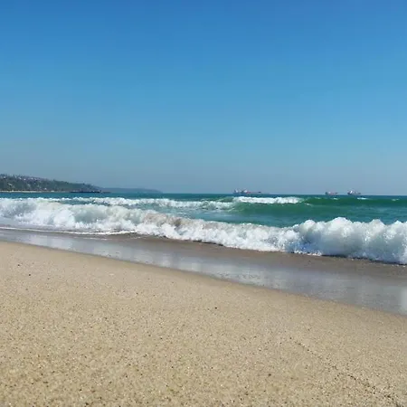 Apartment By The Sea - With Free Parking *