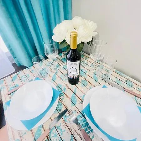 By The Sea - With Free Parking Warna