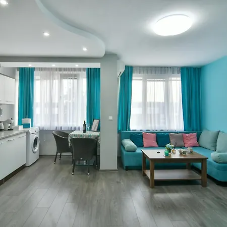 By The Sea - With Free Parking Warna