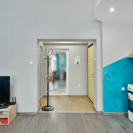 By The Sea - With Free Parking Apartment