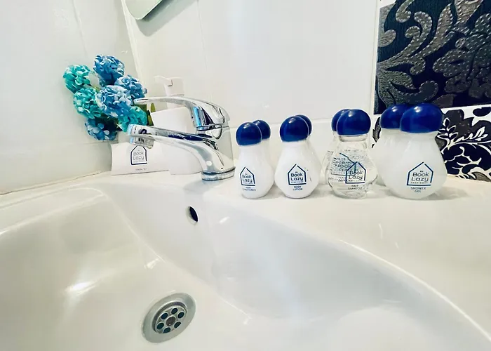 By The Sea - With Free Parking Апартаменты *