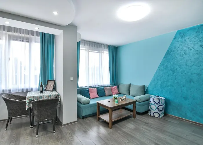 By The Sea - With Free Parking Апартаменты *